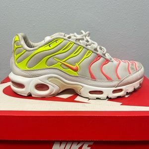 neon yellow and pink air max plus se
size: wmns 7.5 
condition: good some wear
